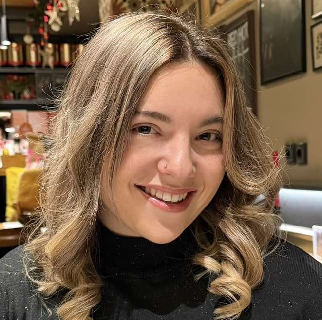 момиче с дълга кестенява коса